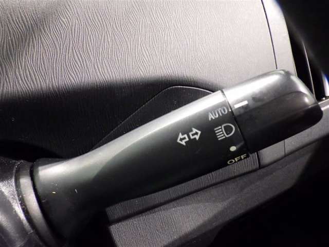 【オートライト】車外の明るさに応じて、自動的にライトの点灯・消灯をしてくれます。