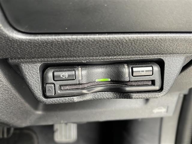 【ETC】有料道路を利用する際に料金所で停止することなく通過できる、ETC車載器（ノンストップ自動料金収受システム機器）が装備されています。セットアップを行うことで利用可能になります。