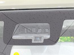 【スズキ　セーフティサポート】走行中に前方の車両等を認識し、衝突しそうな時は警報とブレーキで衝突回避と被害軽減をアシスト。より安全にドライブをお楽しみいただけます。