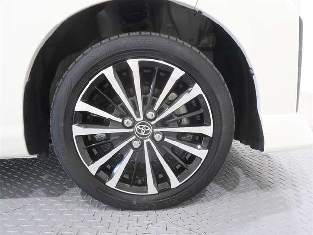 純正アルミホイールが似合ってます。タイヤサイズは175/55R15　です。