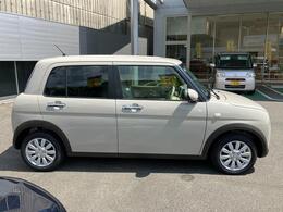 車体色はシンプルなフォーンベージュメタリックです。