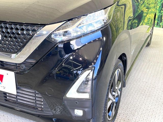 【LEDヘッドライト】悪天候や夜間走行時も良好な視界を確保し安心して運転できる高輝度LEDヘッドライトを装備！点灯速度が早く、消費電力も抑えられています。