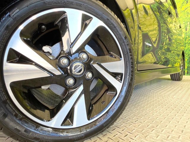 【純正15インチアルミホイール】外観にマッチした純正アルミホイールを装着しております。各種社外アルミホイールや、スタッドレスタイヤも取扱いしております。是非ご相談ください♪