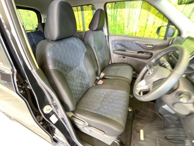 運転席シート廻りは使用感も少なく、良好な状態となっています。丁寧に使われていたことがよくわかりますね。