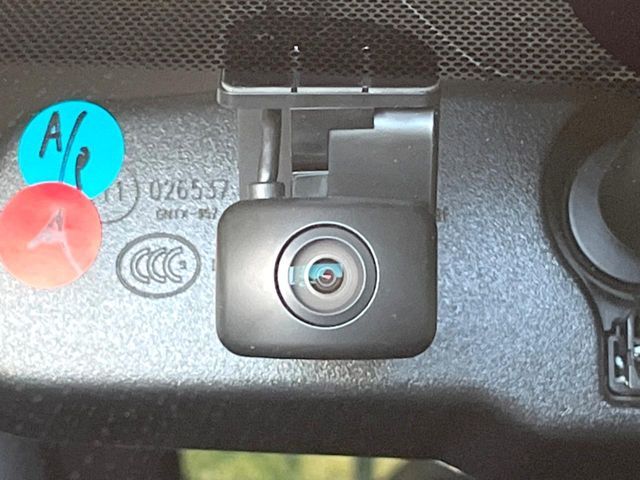 【ドライブレコーダー】安心・安全なカーライフに必須のドライブレコーダーを装備！走行中はもちろん、あおり運転や事故に遭遇した際の状況も映像で記録し、万一のリスクに備えます。