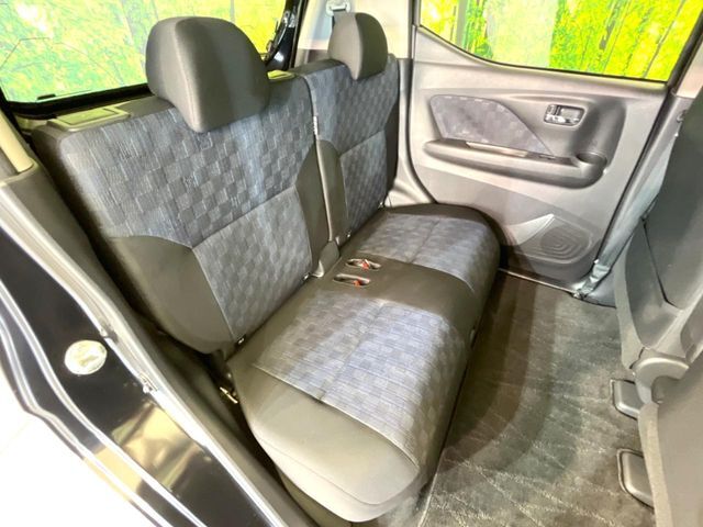 後部座席も気になるようなキズ・汚れやへたり等、大きなダメージはなく、良好な状態です。