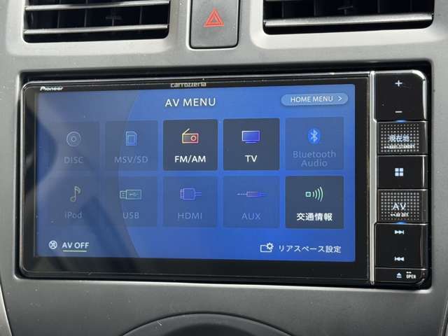 ナビゲーションはcarrozzeriaのナビが付いてます☆AVIC-RW811の型番タイプ☆Bluetooth機能もございますので、お気に入りの音楽をお車でもお聴きいただけます☆