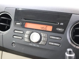 純正オーディオ　FM　AM　CD　AUX　走行中に好きな音楽や交通情報等を聴くことができ、より快適なドライブを楽しむことができます！