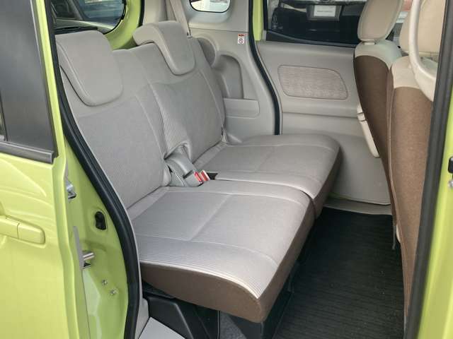 ◆後部座席◆後席も大人の方でもゆったり乗れるスペースを確保。足元も深くシートのクッションも柔らかくロングドライブの疲労を軽減してくれます。