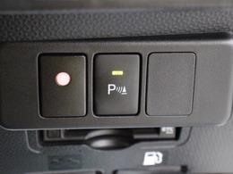 コーナーセンサー(フロント2個/リヤ2個)が装備され、障害物までの距離に応じてディスプレイ表示と警告音を変えてお知らせします。