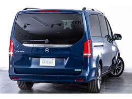 スチールブルーのボディが品よく映えるV220d。日常の移動を、まるでリビングのようにくつろげる時間に変えてくれます。