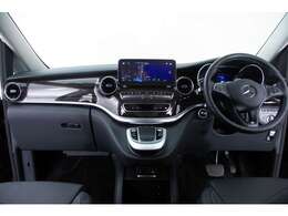 高速移動も街乗りも、ゆったりとした静けさが包み込みます。メルセデスが誇るミニバンの理想形です。