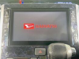 【メーカー純正ナビ】インテリアに溶け込むスタイリッシュな「専用設計」メーカーナビを装備♪視認性や操作性など基本性能にも優れ、より上質なカーライフをお楽しみいただけます。