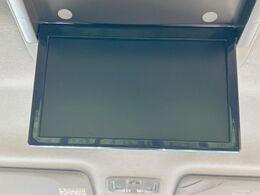 【フリップダウンモニター】大画面モニターで後席でもエンタメをお楽しみいただけます。小さなお子様にも大人気の装備です♪