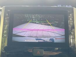 【バックカメラ】駐車時に後方がリアルタイム映像で確認できます。大型商業施設や立体駐車場での駐車時や、夜間のバック時に大活躍！運転スキルに関わらず、今や必須となった装備のひとつです！