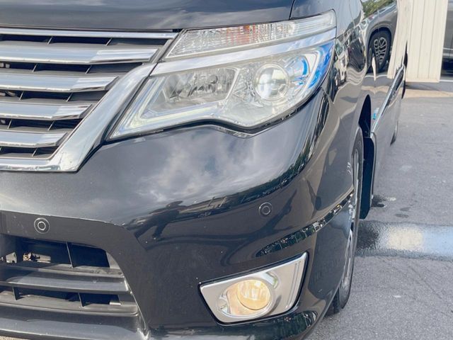【LEDヘッドライト】悪天候や夜間走行時も良好な視界を確保し安心して運転できる高輝度LEDヘッドライトを装備！点灯速度が早く、消費電力も抑えられています。