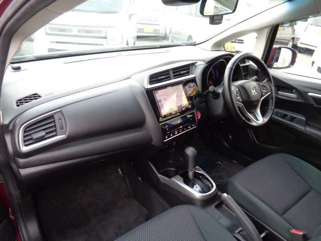 運転席・助手席共に十分なスペースがありますので快適に移動できます！