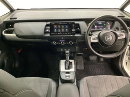 車内は光触媒抗菌消臭施工済です。インパネ周りはスタイリッシュなデザインで機能や装備も充実しています。グローブボックスやカップホルダーのほかにトレーなどたくさんの収納スペースが付いています。