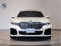 【キドニーグリル】BMWは約90年もの間、ほぼ全ての車両にひと目でBMWだと分かるこの特徴的なフロントグリルが備えられ、デザイン・アイコンとして親しまれてきました。