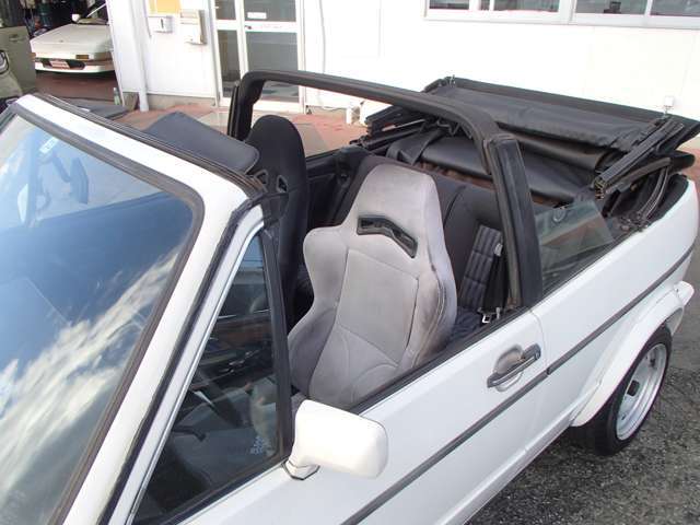 正規ディーラー車★左ハンドル★5速MT★ソフトトップ★セミバケットシート★マグナフローマフラー★ラビットエンブレム★アナログ時計★AC★丸目ヘッドライト★取説あり