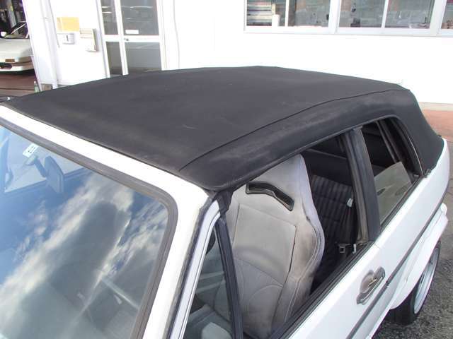 正規ディーラー車★左ハンドル★5速MT★ソフトトップ★セミバケットシート★マグナフローマフラー★ラビットエンブレム★アナログ時計★AC★丸目ヘッドライト★取説あり
