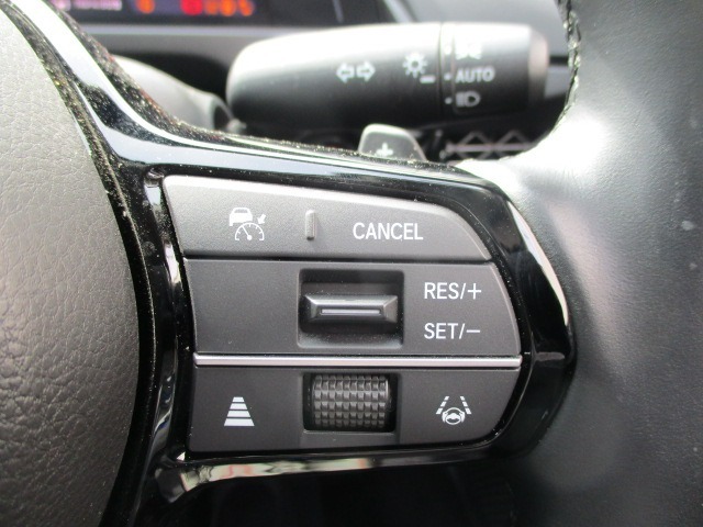 Hondaセンシングの機能のひとつ、アダプティブクルーズコントロール付！アクセルから足を離しても設定したスピードと前車との車間を保ち走行してくれます！車線維持もアシスト☆高速道路で疲労軽減ですね☆