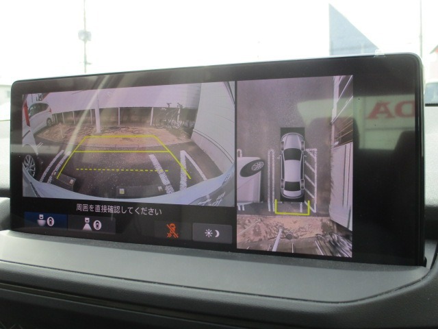 【マルチビューカメラシステム】前後左右に付いた4個のカメラにより、車を上空から捉えたような映像を映し出すなど、状況に応じた様々な【視界】を提供。駐車はもちろん見通しの悪い交差点や狭い道でもサポート！