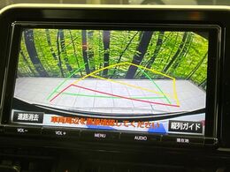 【バックカメラ】駐車時に後方がリアルタイム映像で確認できます。大型商業施設や立体駐車場での駐車時や、夜間のバック時に大活躍！運転スキルに関わらず、今や必須となった装備のひとつです！
