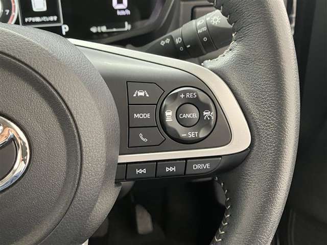 前方の車との車間を設定し、スピードを上げたり緩めたりを自動で行ってくれる追尾式の「レーダークルーズ」。上級装備の一つです！高級車にしかつかない嬉しい機能です。