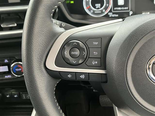 運転中、オーディオの操作をしてて、ハッとしたことはありませんか？ステアリングスイッチは、運転中でもハンドルでオーディオの操作が可能です。安全なドライブをサポートします。