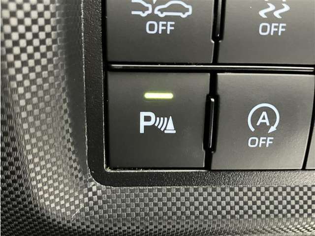 クリアランスソナーは、車両と壁などの静止物とのおおよその距離を超音波センサーによって検知して駐車時などの安全性を高めてくれます。
