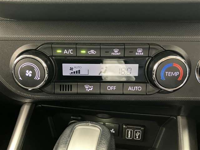 オートエアコンは温度を設定するだけで、自動で風量などを設定してくれます。運転しながら操作も必要ないので、安全性も向上します。