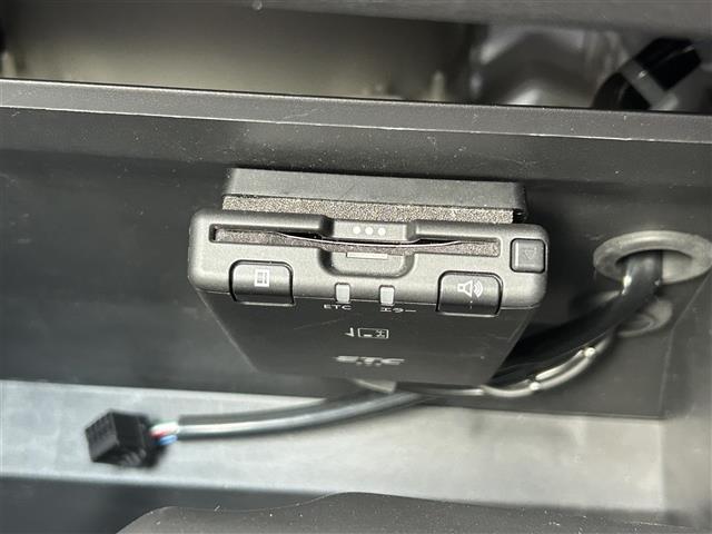 【ETC】有料道路を利用する際に料金所で停止することなく通過できる、ETC車載器（ノンストップ自動料金収受システム機器）が装備されています。セットアップを行うことで利用可能になります。