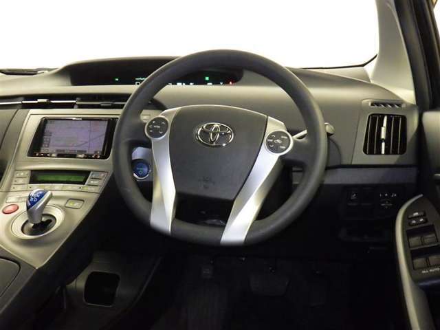 運転の際、常に目にする部分だけにシックで飽きのこないデザインが良いですね。