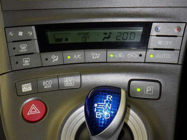 【オートエアコン】お好みの温度に設定して頂くと、車内の温度を自動調整♪快適にクルマの中を過ごして頂けます。