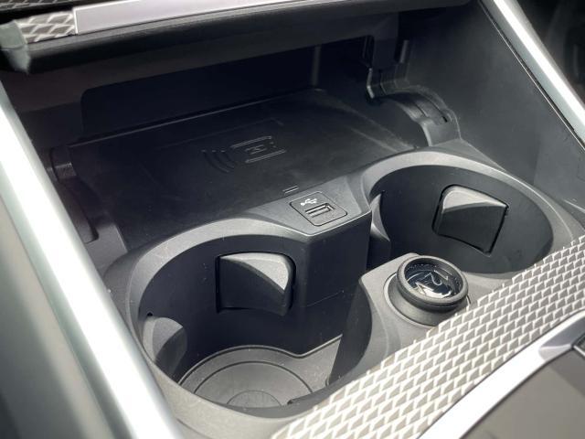 【ワイヤレスチャージ】携帯を置いておくだけで充電できます。Apple　CarPlayやBluetooth接続時でも充電は気にせず使用可能！