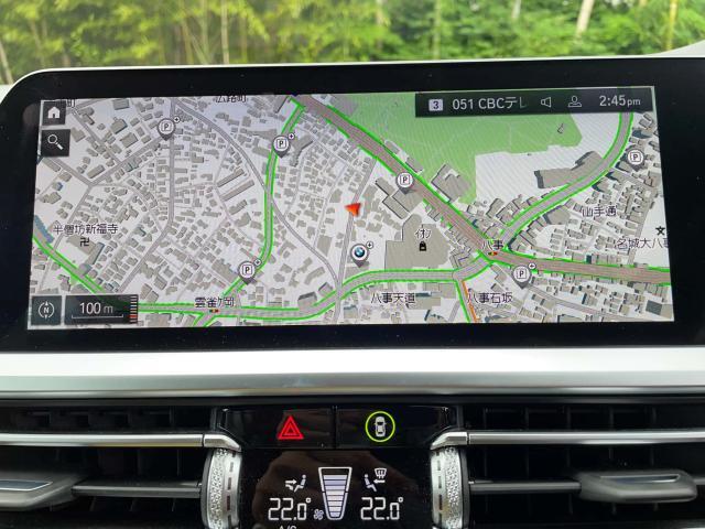 【純正ナビゲーション】BMWのナビゲーションは操作性も良く、詳細な地図情報と交通状況を見やすく表示し、快適なドライビングをサポートしながら目的地までナビゲートします。