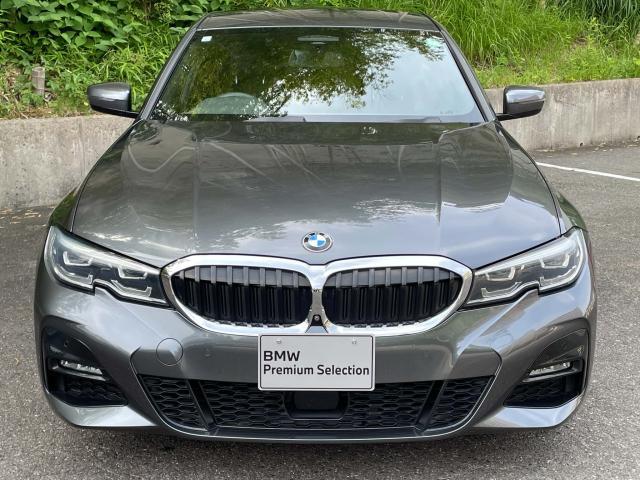 【キドニーグリル】BMWの代名詞。一目見ただけでBMWであると認識できる確固たるアイコンとして存在感を放ちます。