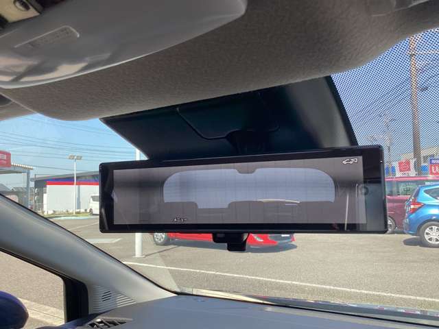 車両後方のカメラ映像をミラーに映し出して、いつでもクリアーな後方視界を確保できる『インテリジェントルームミラー』が装備されています。通常ミラーにも簡単に切り替えが出来ます。♪