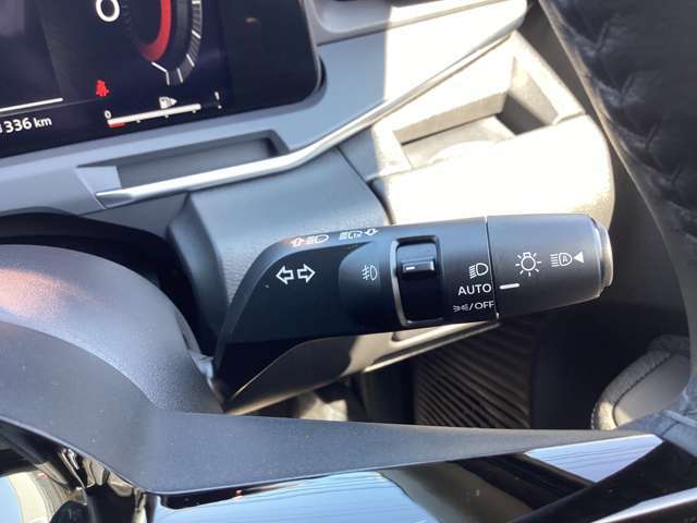 LEDヘッドランプ夕暮れ時やトンネルなどの走行時に便利なオートライトが装備されています。ヘッドライトを自動でON、OFFに切り替えてくれます。