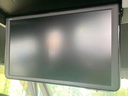 【フリップダウンモニター】大画面モニターで後席でもエンタメをお楽しみいただけます。小さなお子様にも大人気の装備です♪