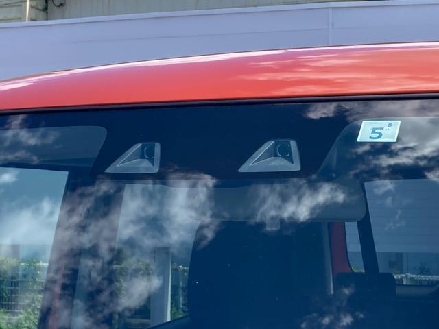 2つのカメラで前方の車両や歩行者を検知し、衝突のおそれがあると判断すると、ブザー音やメーター内の表示で警告。衝突の可能性が高まると、自動でブレーキをかけ、衝突の回避または衝突時の被害軽減を図ります。