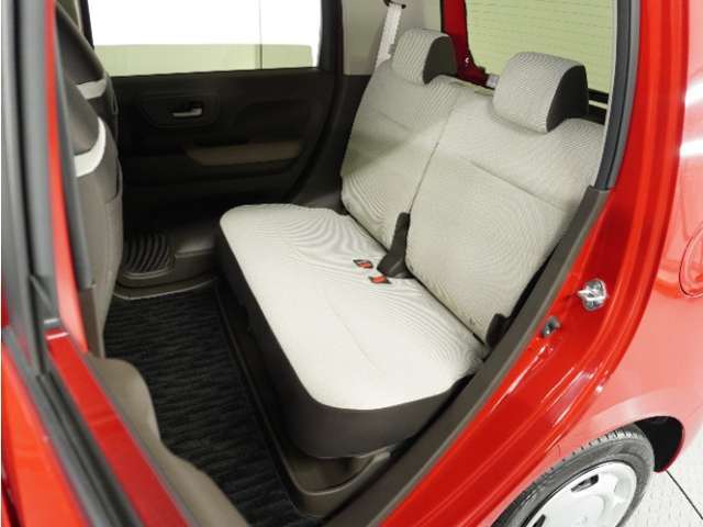 家族やご友人とBBQに行くとき、楽しさは道中の車内から始まっています！このベンチシートに座って、みんなで和気あいあい盛り上がりましょう！
