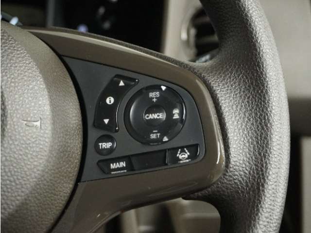 【アダプティブクルーズコントロール】予め設定した車速内でクルマが自動的に加減速。前走車との適切な車間距離を維持しながら追従走行します。【LKAS】車線維持支援システムでステアリング操作を支援。