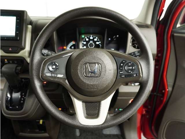 【Honda SENSING】 カメラ等装置で精度の高い検知能力を発揮、安全運転を支援します。ステアリング上のコントローラーに注目！