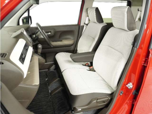 運転席と助手席は足元が繋がっているので自由に行き来しやすいので駐車場が狭いときでも助手席側からスムーズに乗り降りできて便利！