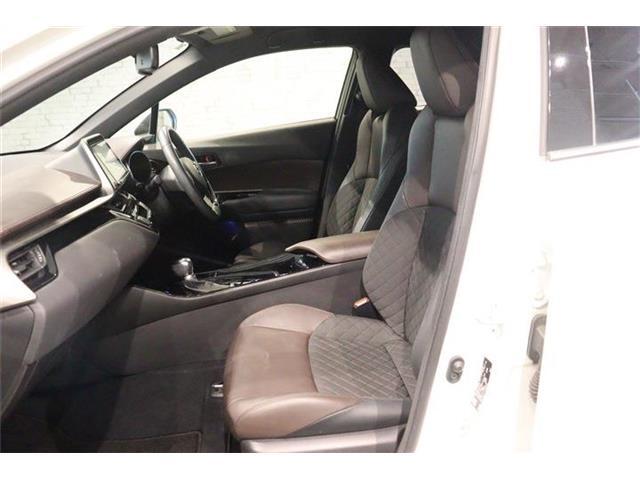 体格に合わせてシートの位置をきめ細かく調節できるので、いつでも最適な運転姿勢をキープ。操作も軽く、ラクラクです