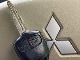 【キーレス】少し離れた場所からでもボタン一つでドアの開錠・施錠ができるのでとっても便利！ドアの鍵穴周りに傷をつけることもありません♪