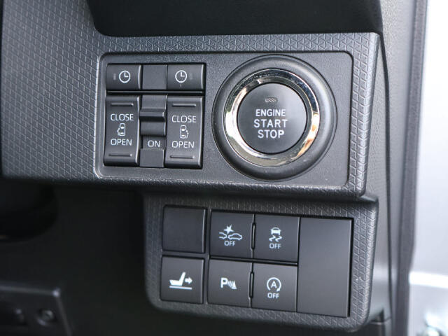 プッシュスタートでエンジン始動ラクラク！　両側パワースライドドアです。オンとオフの切り替えが出来ます。　衝突軽減装置ついています。運転をサポートしてくれます。