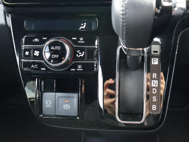 エアコンは、オートエアコンです。　電動パーキングシステム！指先一つでサイドブレーキの操作が出来ます。
